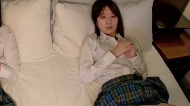 雙飛JK制服美少女 輪流被體內射精